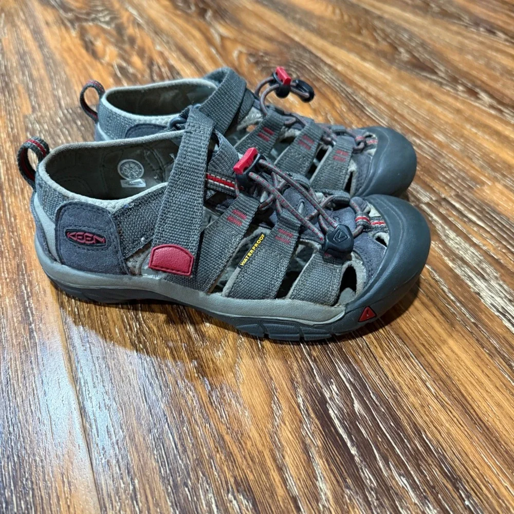 Keen Newport H2 Kids Size 2 Gray Red Waterproof Sport Sandals Shoes 34 EU